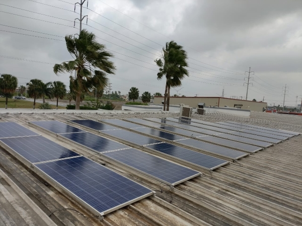 Edificio de oficinas con una gran instalación de paneles solares
