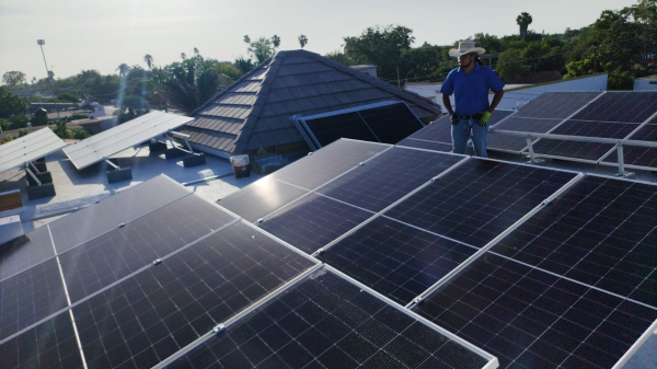 Casa moderna con paneles solares en el techo